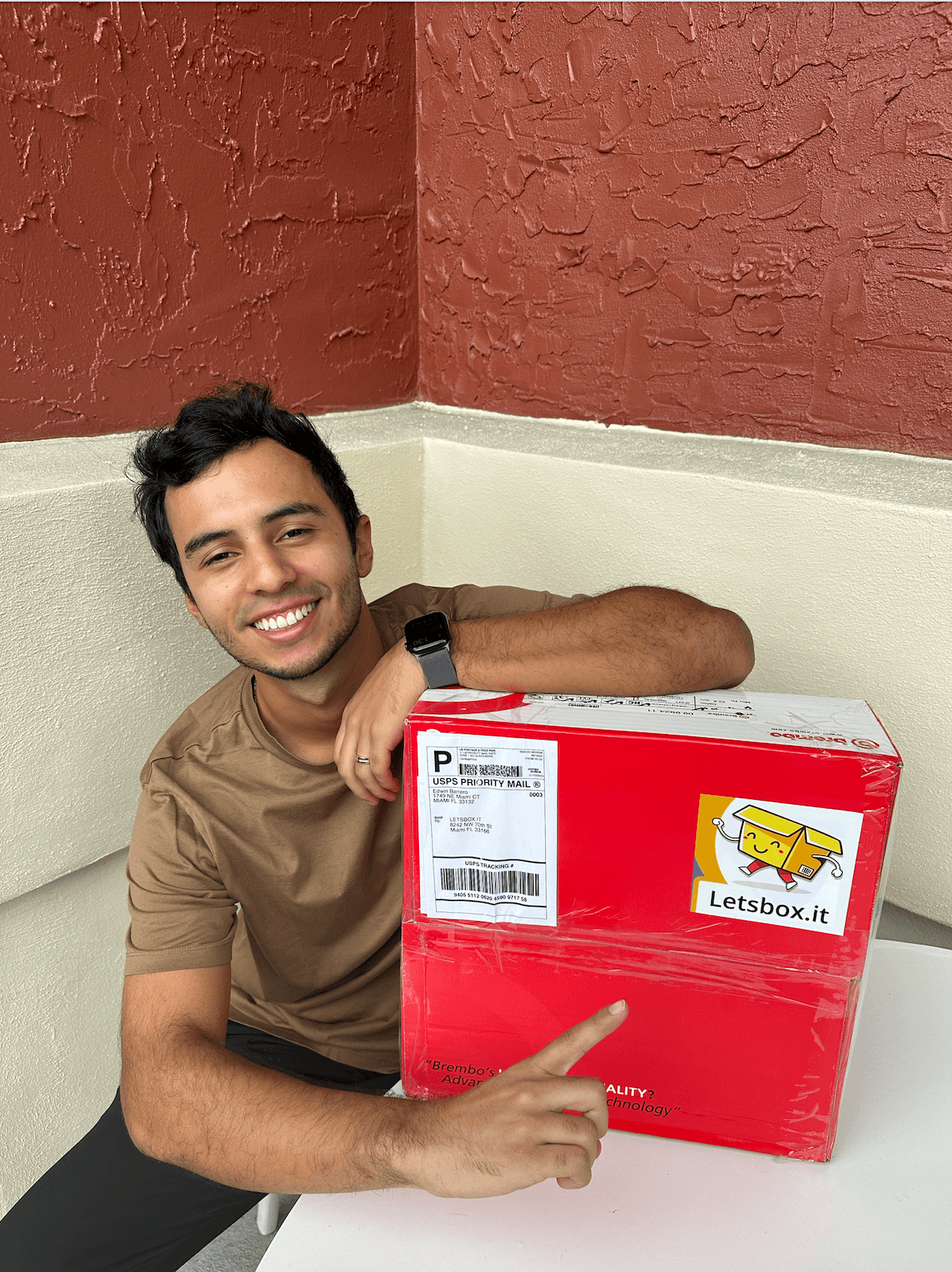 Mujer enviando caja de paquetes