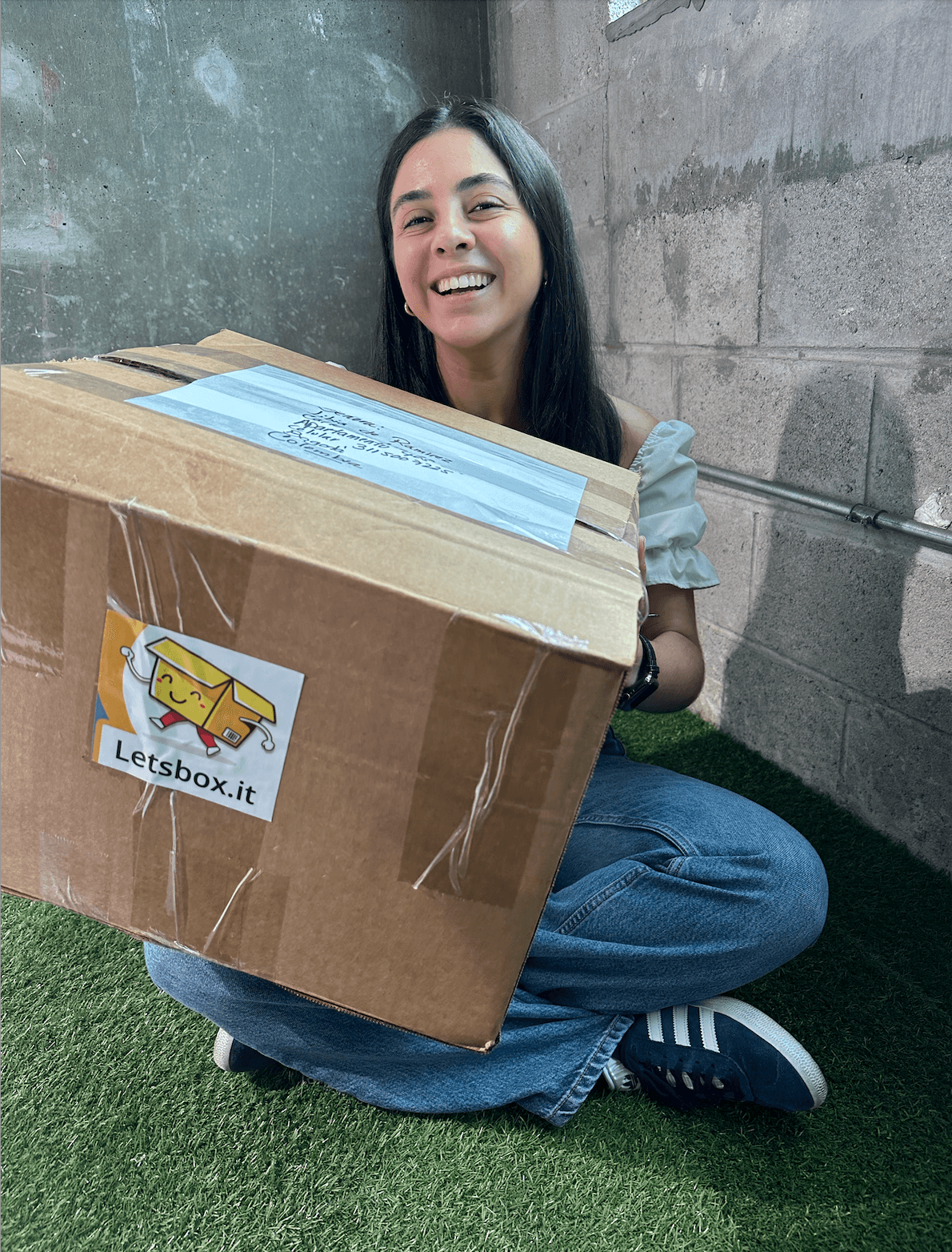 Mujer enviando caja de paquetes