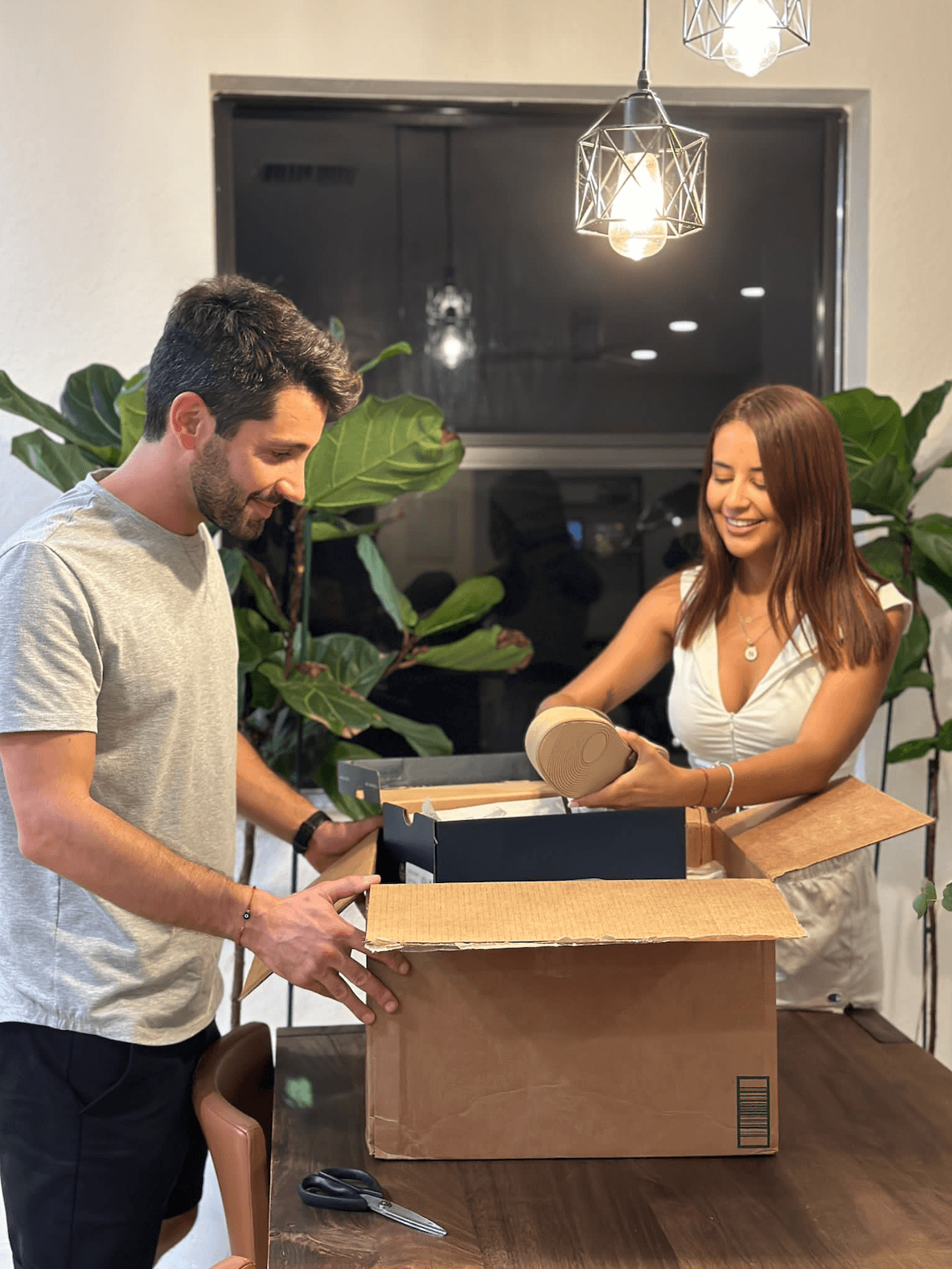 Mujer enviando caja de paquetes