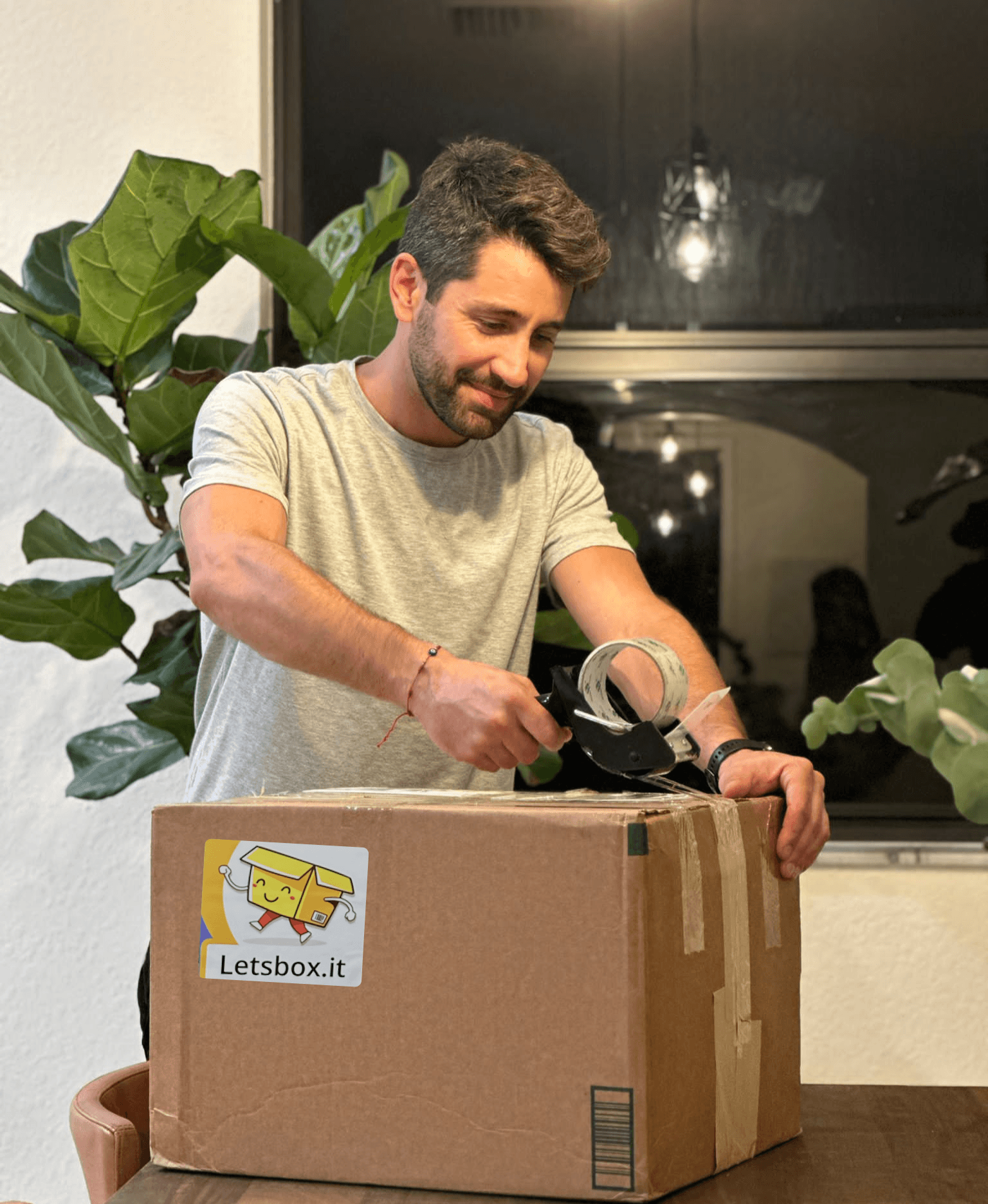 Mujer enviando caja de paquetes